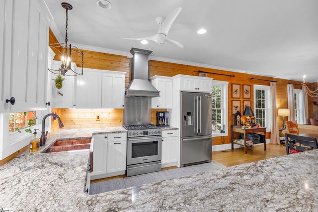 512 Cliff Ridge Drive, Cleveland, SC 29635
