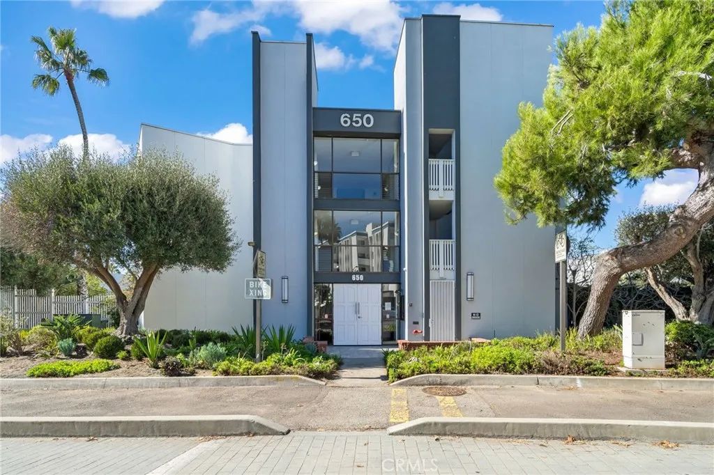 650 The Village 106, Redondo Beach, CA 90277
