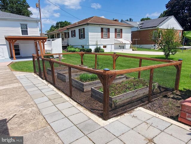 216 W CHESTNUT ST, Cleona, PA 17042