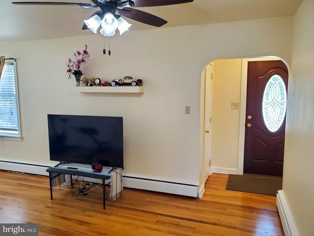 216 W CHESTNUT ST, Cleona, PA 17042