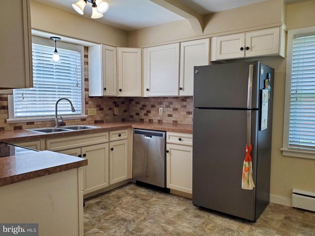 216 W CHESTNUT ST, Cleona, PA 17042