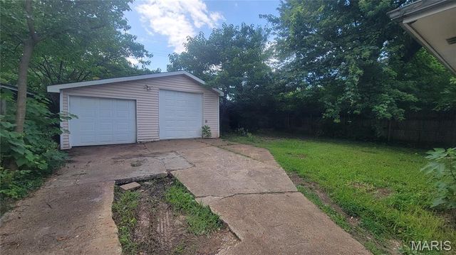 10107 Castle Drive, St Louis, MO 63136