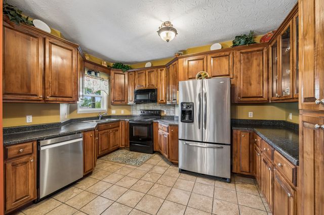 1709 Holland Rd, Lafayette, TN 37083