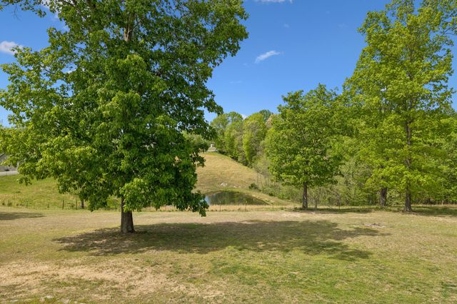1709 Holland Rd, Lafayette, TN 37083
