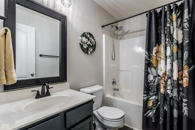 8815 N Fawn Meadow Drive, Mccordsville, IN 46055