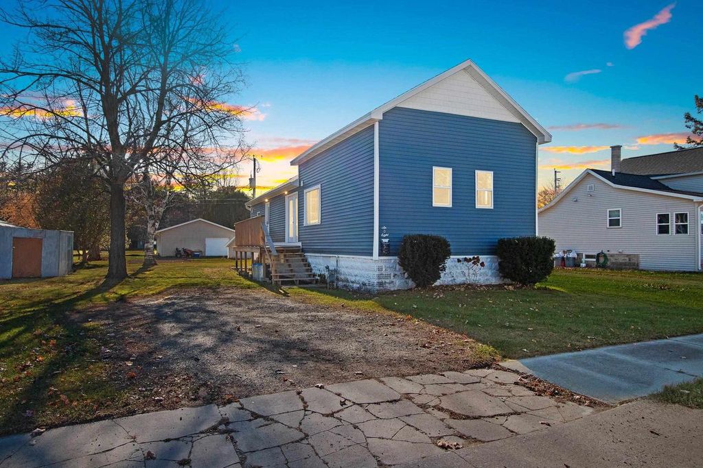 608 5TH STREET, Oconto, WI 54153