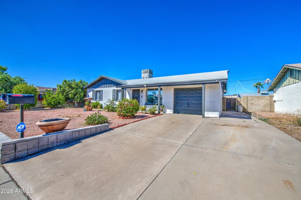 4230 W KALER Drive, Phoenix, AZ 85051 — exterior