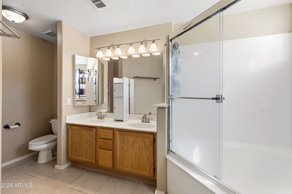 Image 19 of property listing at 5044 E SIESTA Drive 3, Phoenix, AZ 85044