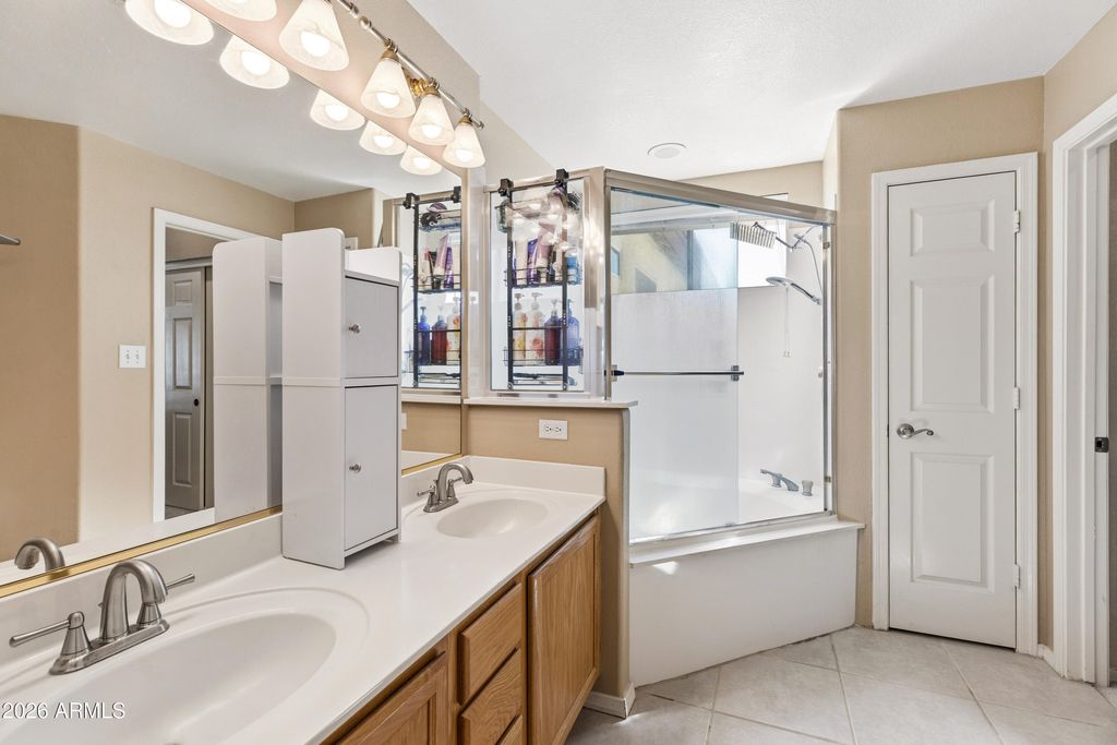 Image 20 of property listing at 5044 E SIESTA Drive 3, Phoenix, AZ 85044