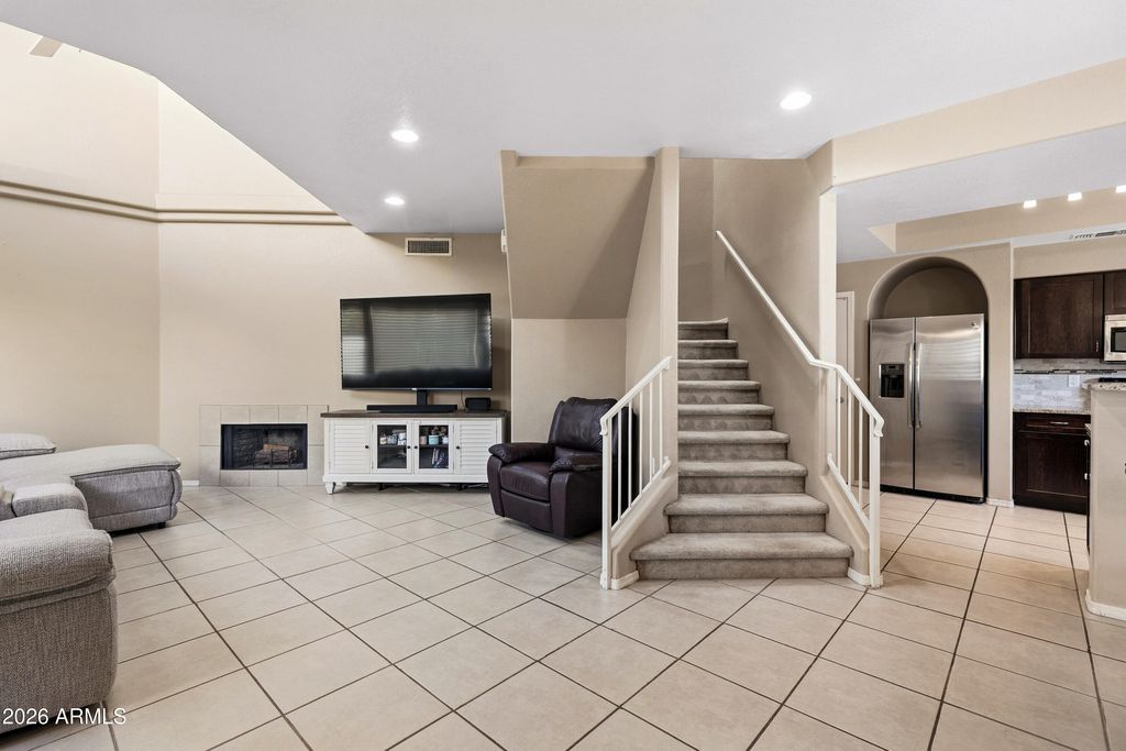 Image 4 of property listing at 5044 E SIESTA Drive 3, Phoenix, AZ 85044