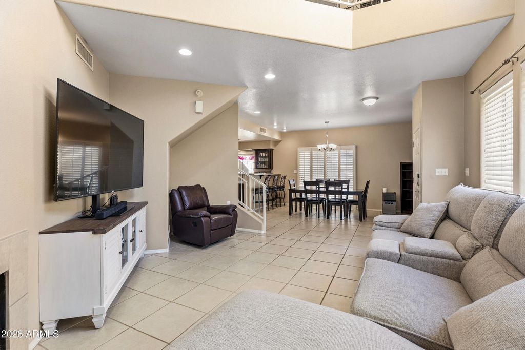 Image 5 of property listing at 5044 E SIESTA Drive 3, Phoenix, AZ 85044