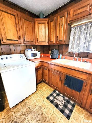 595 WEST Street, Louisville, IL 62858