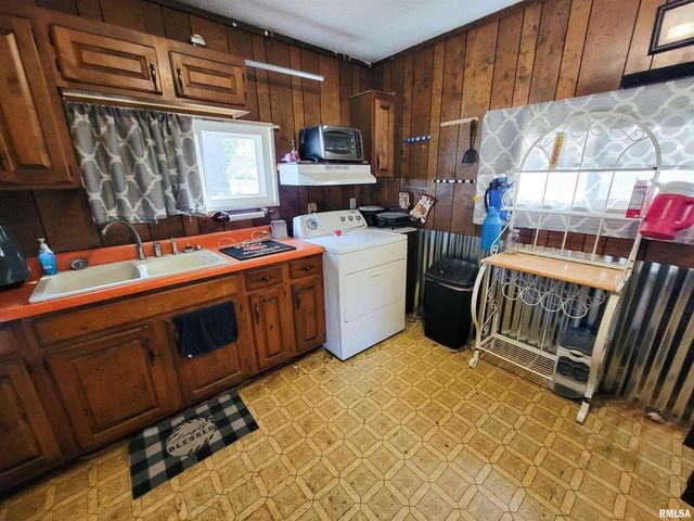 595 WEST Street, Louisville, IL 62858