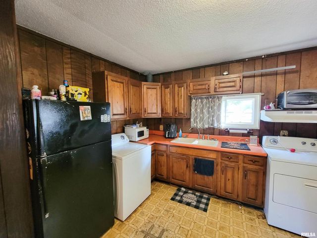 595 WEST Street, Louisville, IL 62858