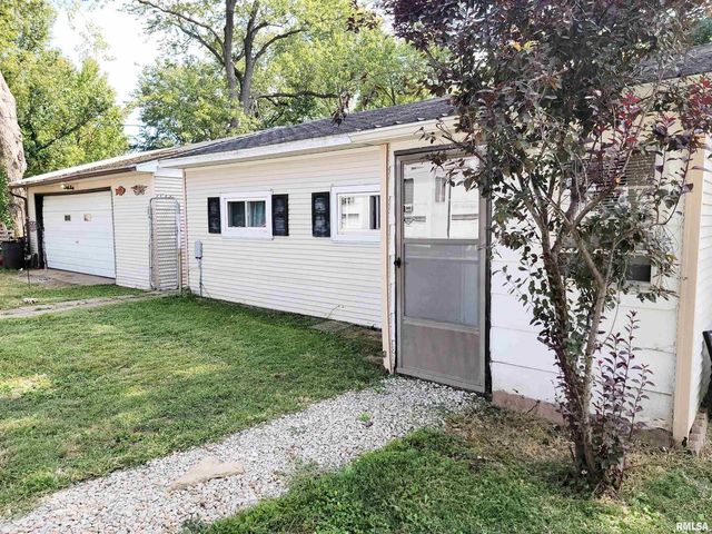 595 WEST Street, Louisville, IL 62858