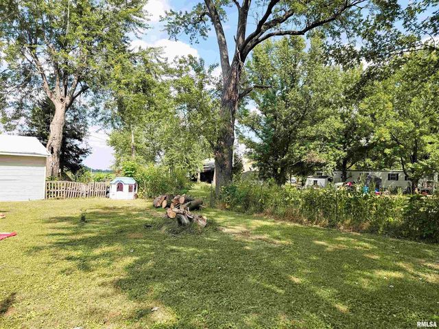 595 WEST Street, Louisville, IL 62858