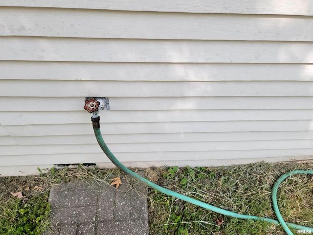 595 WEST Street, Louisville, IL 62858