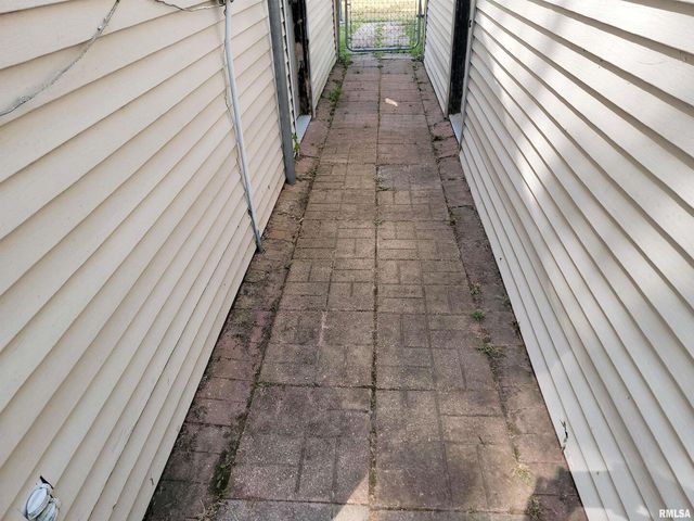 595 WEST Street, Louisville, IL 62858