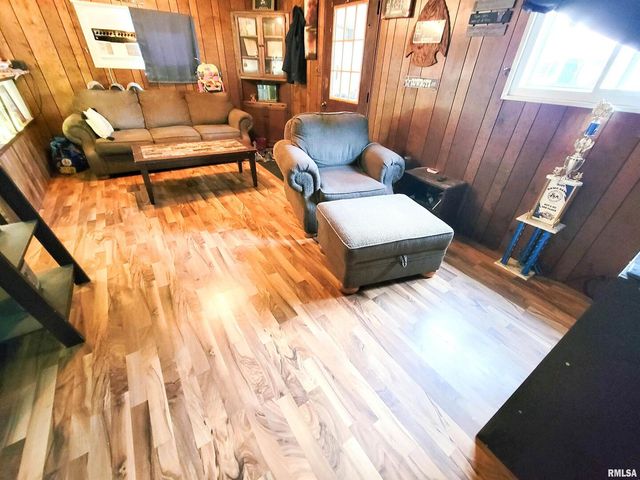 595 WEST Street, Louisville, IL 62858