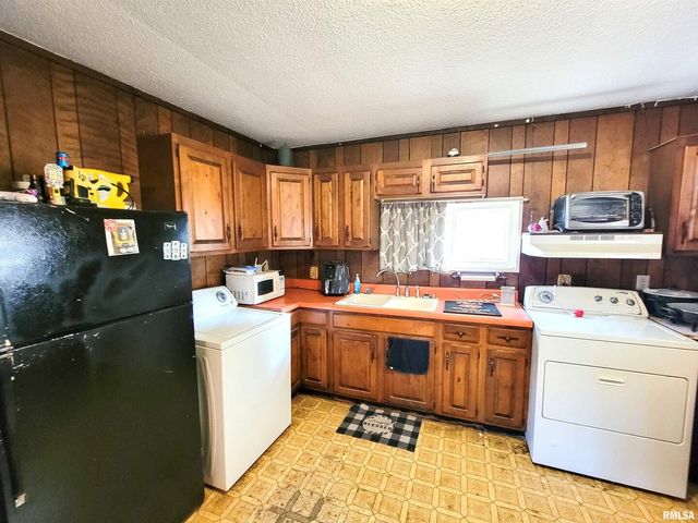 595 WEST Street, Louisville, IL 62858