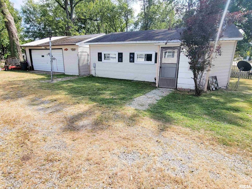 595 WEST Street, Louisville, IL 62858