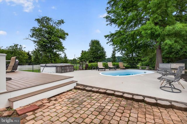 240 MATTHEW DR, New Oxford, PA 17350