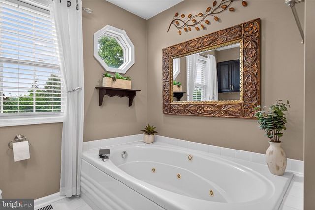 240 MATTHEW DR, New Oxford, PA 17350