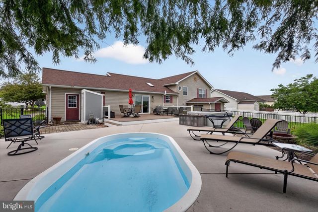 240 MATTHEW DR, New Oxford, PA 17350
