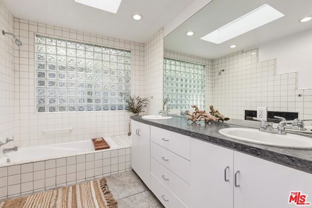 215 Entrada Drive, Santa Monica, CA 90402