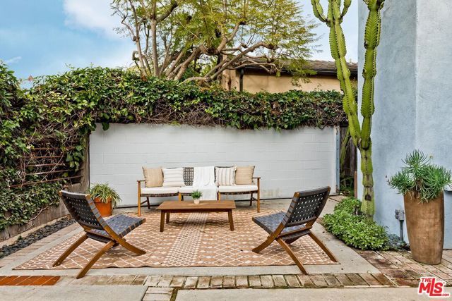 215 Entrada Drive, Santa Monica, CA 90402