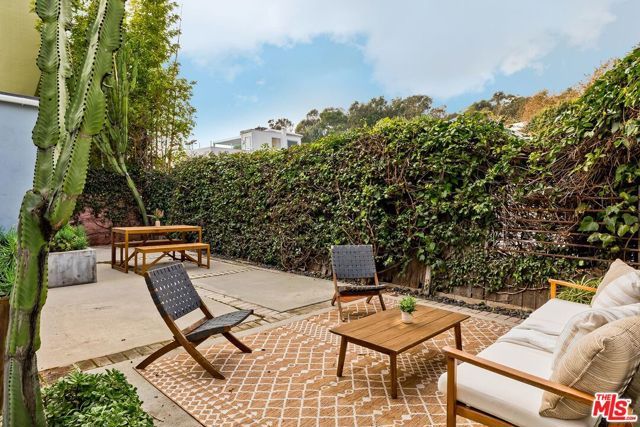 215 Entrada Drive, Santa Monica, CA 90402