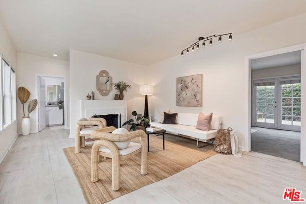 215 Entrada Drive, Santa Monica, CA 90402