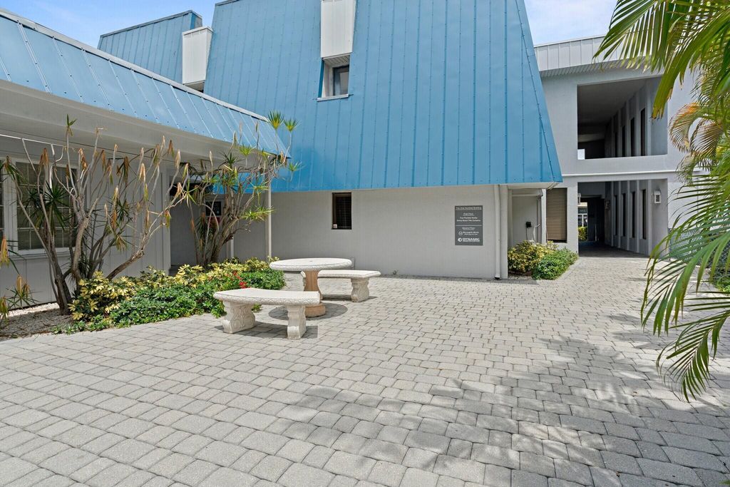 Image 5 of property listing at 475 NE 1st Street, Delray Beach, FL 33483