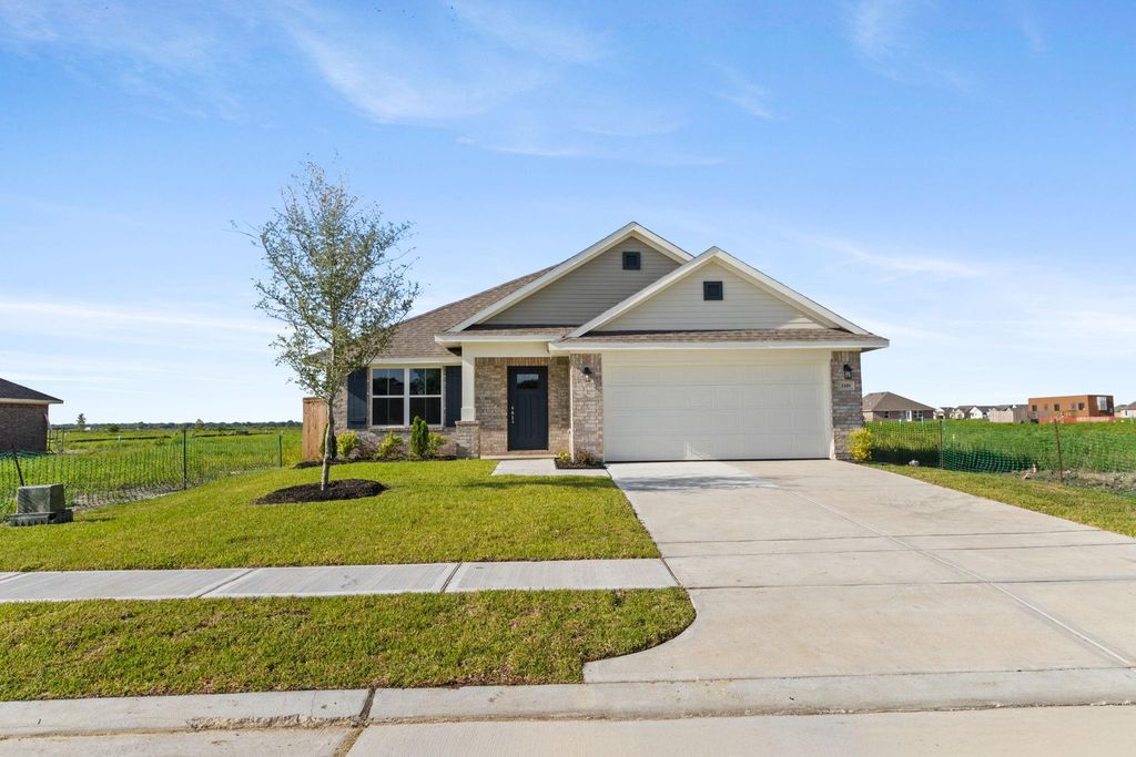 2209 S Post Oak Circle, Dayton, TX 77525