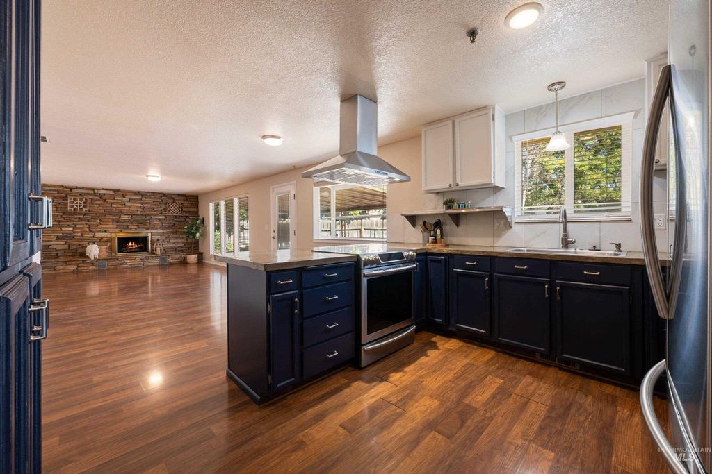 8921 W Sunflower Ct, Boise, ID 83704 photo 3