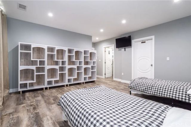 6424 Densmore, Van Nuys, CA 91406