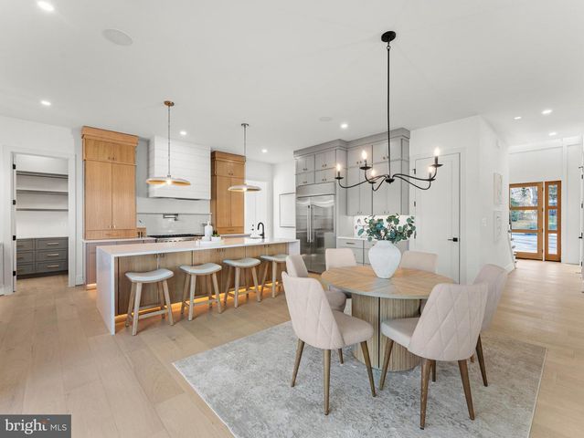 406 DOVE CIR SW, Vienna, VA 22180