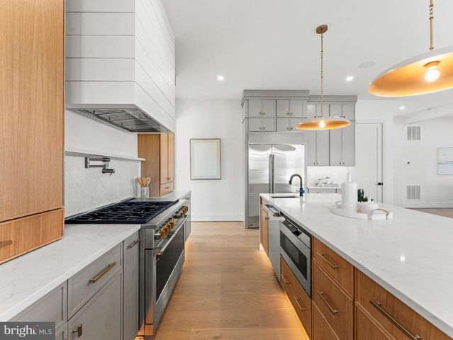 406 DOVE CIR SW, Vienna, VA 22180