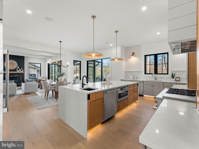 406 DOVE CIR SW, Vienna, VA 22180