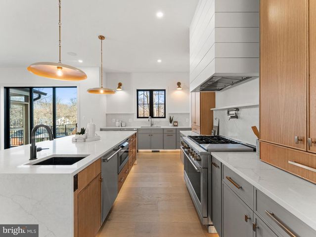 406 DOVE CIR SW, Vienna, VA 22180