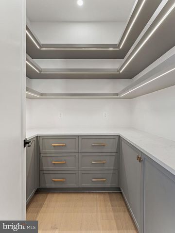 406 DOVE CIR SW, Vienna, VA 22180