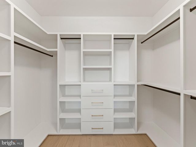 406 DOVE CIR SW, Vienna, VA 22180