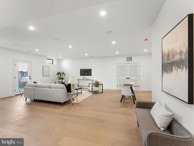 406 DOVE CIR SW, Vienna, VA 22180