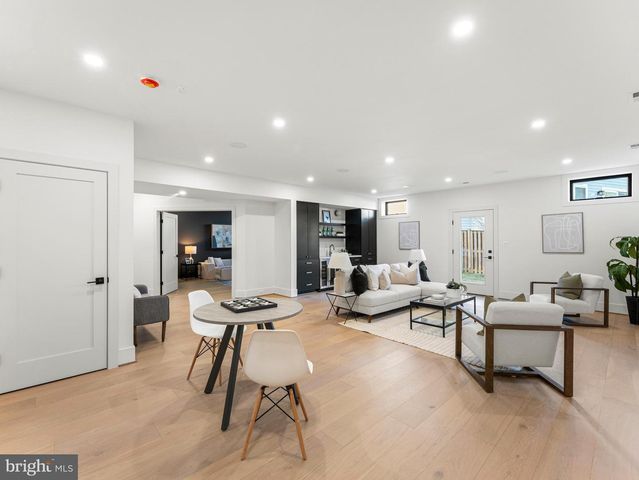 406 DOVE CIR SW, Vienna, VA 22180