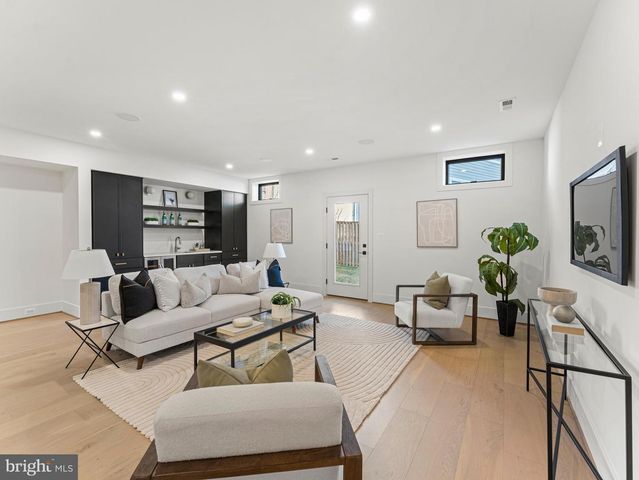 406 DOVE CIR SW, Vienna, VA 22180