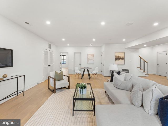 406 DOVE CIR SW, Vienna, VA 22180