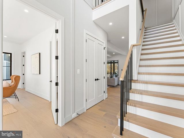 406 DOVE CIR SW, Vienna, VA 22180