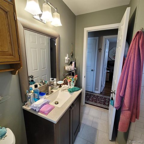 14301 Manhattan Street, Oak Park, MI 48237