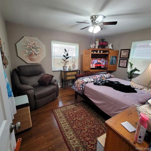 14301 Manhattan Street, Oak Park, MI 48237