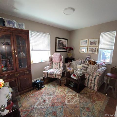 14301 Manhattan Street, Oak Park, MI 48237